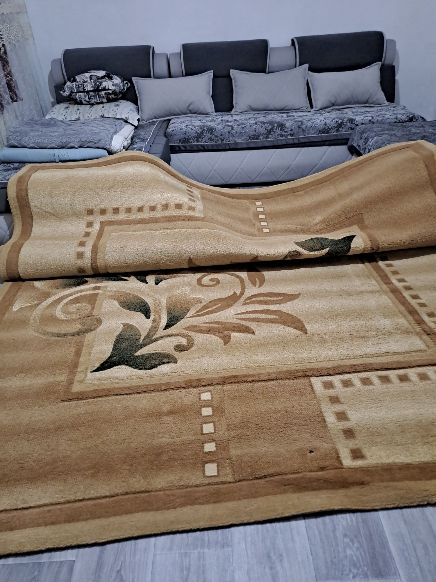 Палас новая в хорошем состоянии продаём