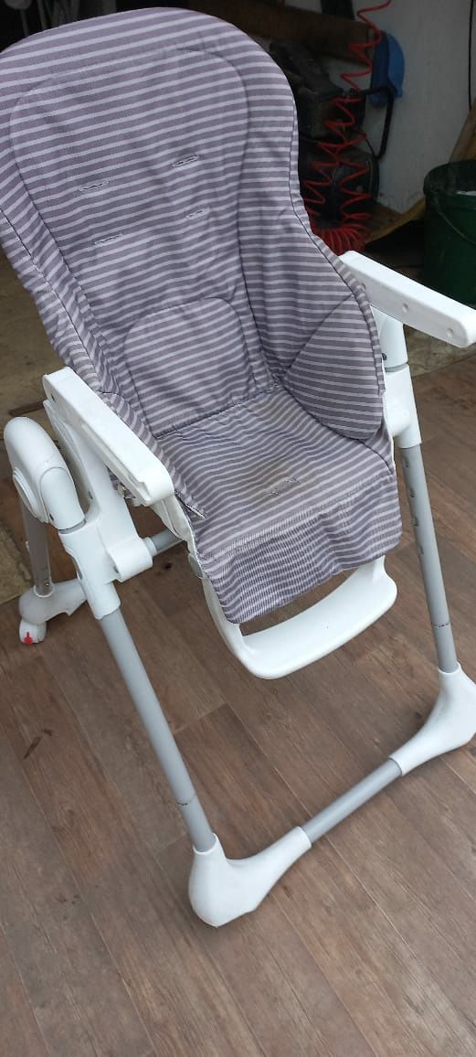 Стульчик Happy Baby "WINGY" для кормления