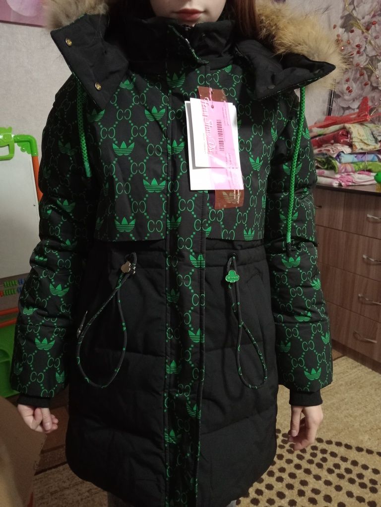 Продам новый зимний пуховик на девочку 158