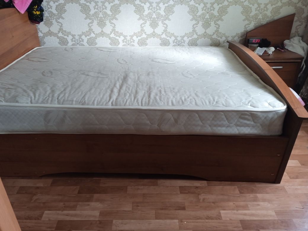Двуспальная кровать