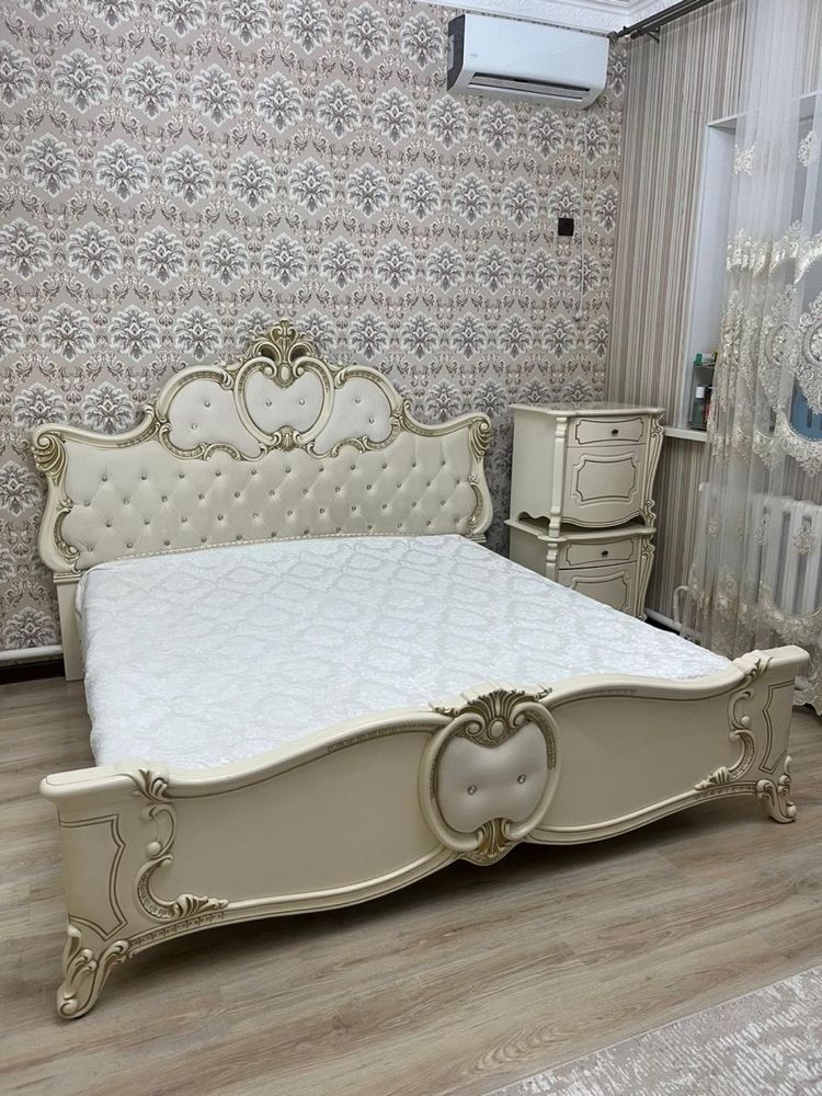 Двуспальная кровать,тумбочки, комод