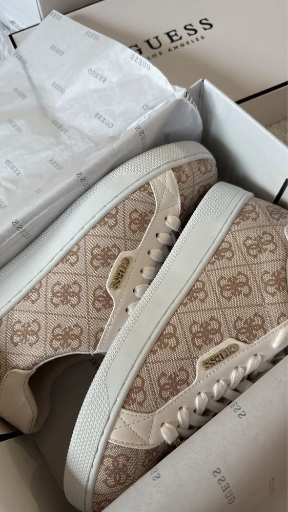 Кроссовки от бренда Guess