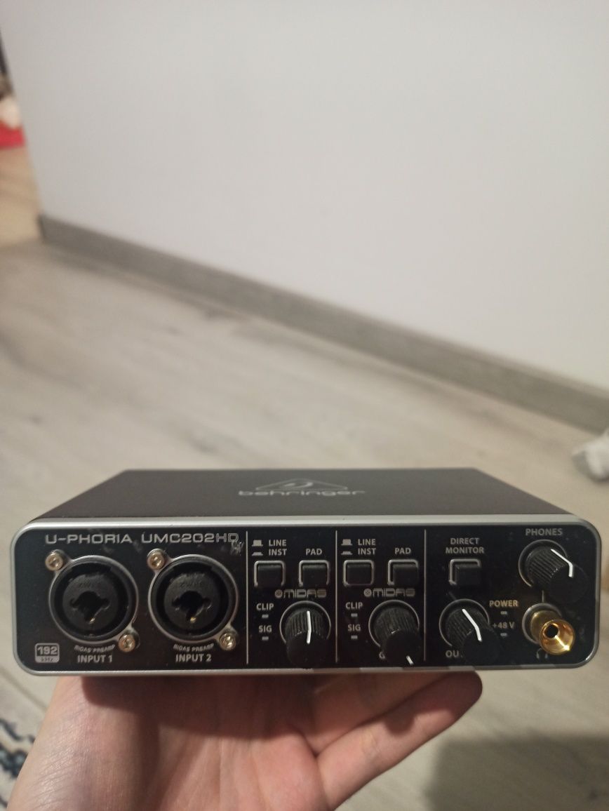 Битмейкеры, студии! Продам студийную звуковую карту Behringer UMC202HD