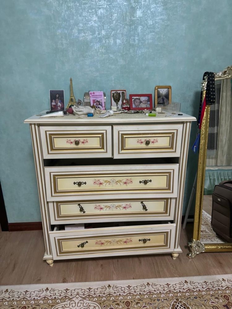 Спальный гарнитур (2 кровати, 2 шкафа, 2 тумбочки, комод, стол, полка)