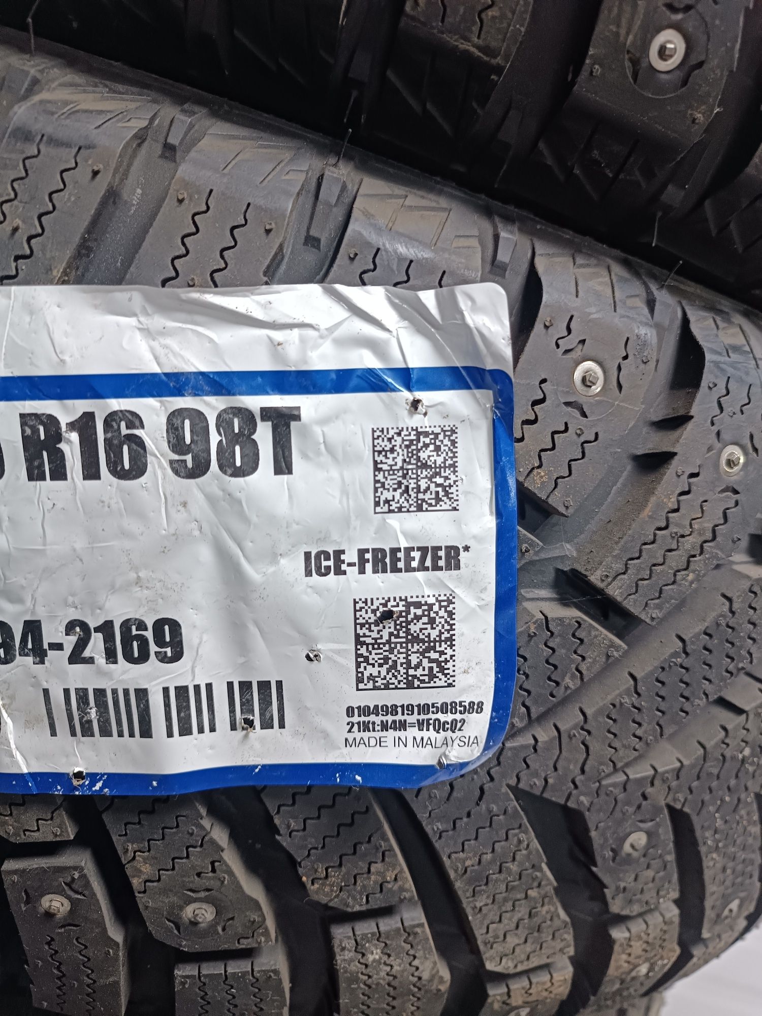 Продам зимнюю резину с шипами TOYO 215/65 R16 новая