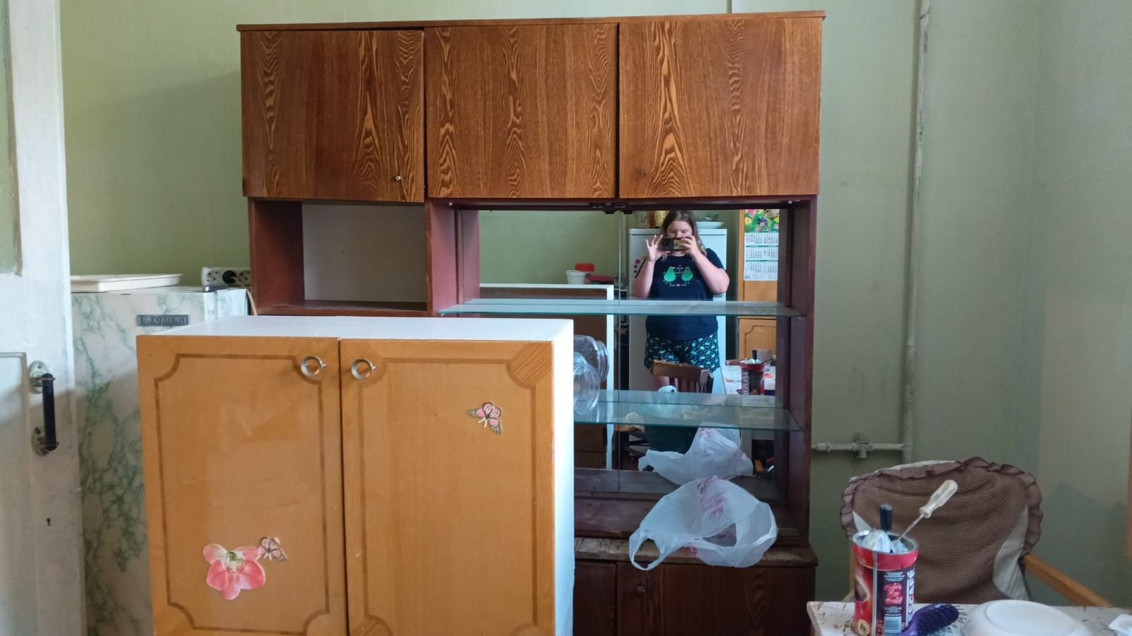 Отдам бесплатно,два дивана б/у и сервант  самовывоз