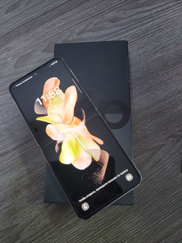 Samsung Galaxy Z flip 4 ,128 GB