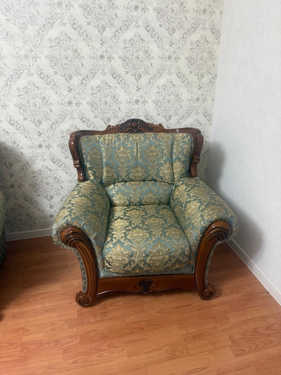 Продам мебель , стенка и диваны