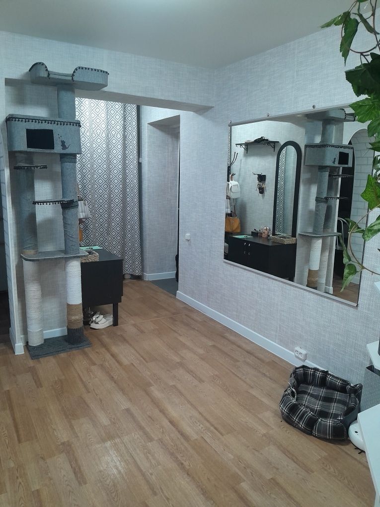Продам 3х комнатную квартиру,микрорайон Строитель,14(14)сверху техэтаж