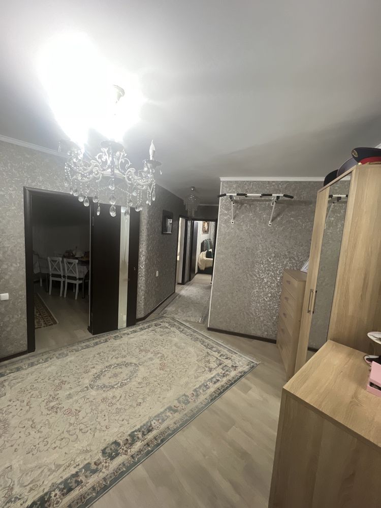 Продам квартиру трехкомнатную