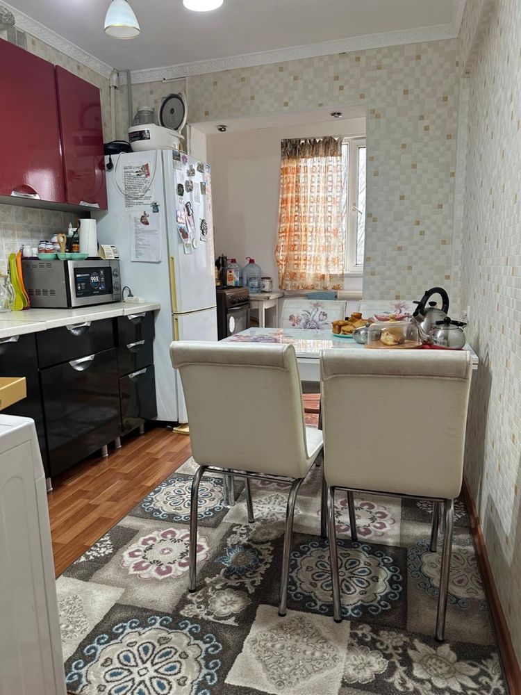 Продаётся кухонный стол со стульями