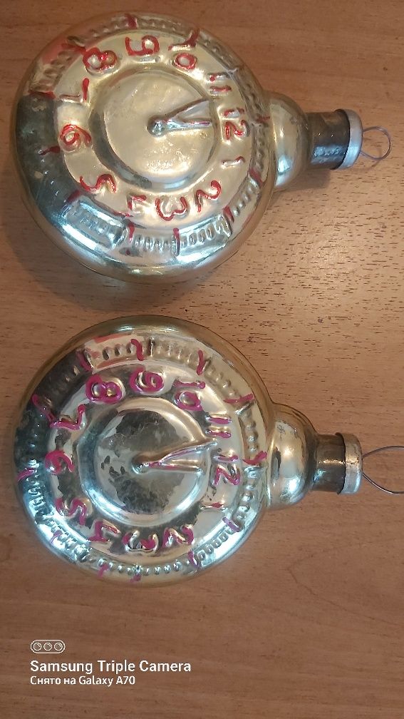 Продам ёлочные игрушки часы и настенная чеканки на латуни 1970 годов