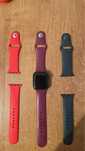 Apple Watch SE смарт часы черного цвета.