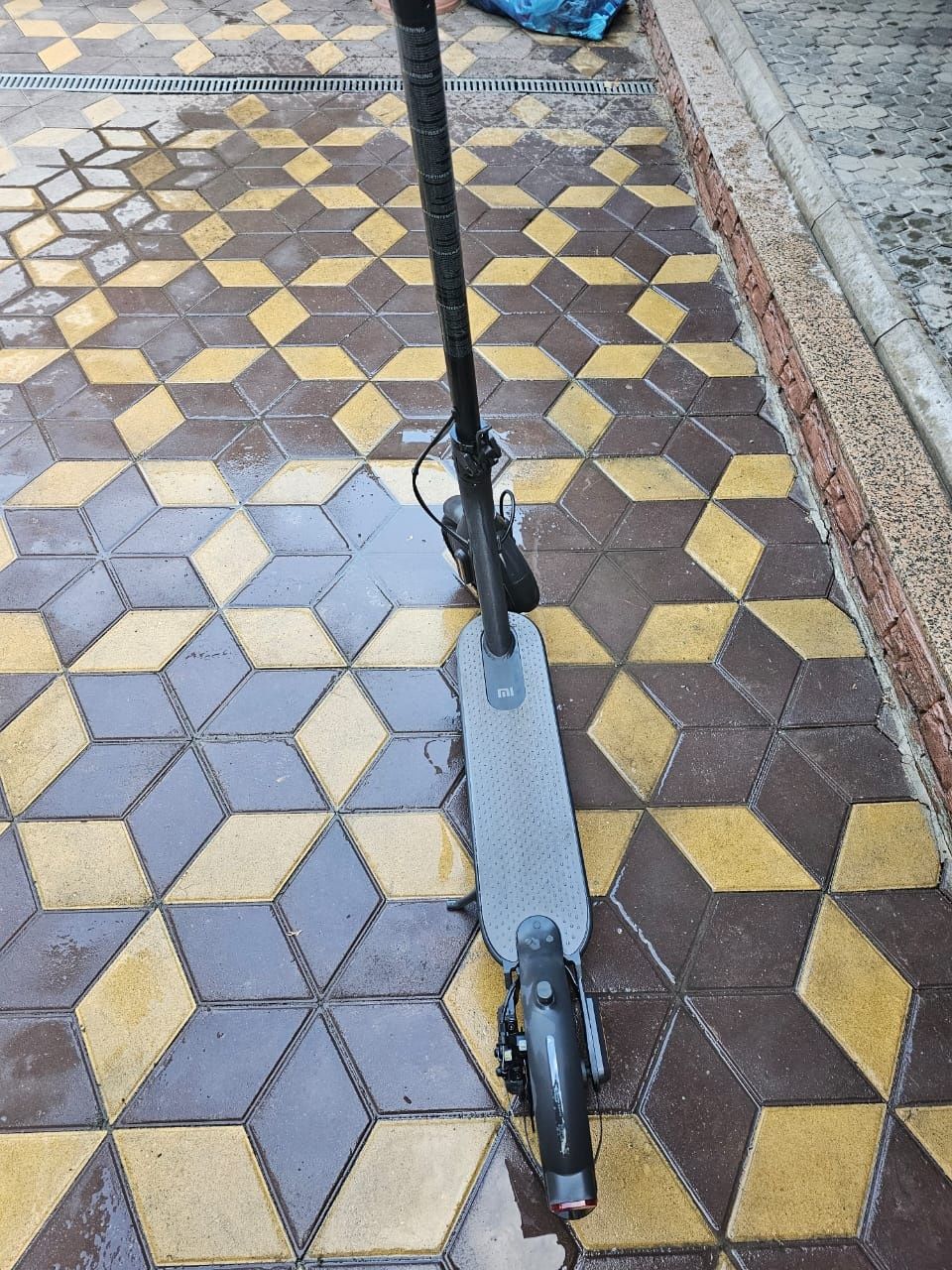 Продам электро самокат Xiaomi MiJia Smart Electric Scooter Essential ч