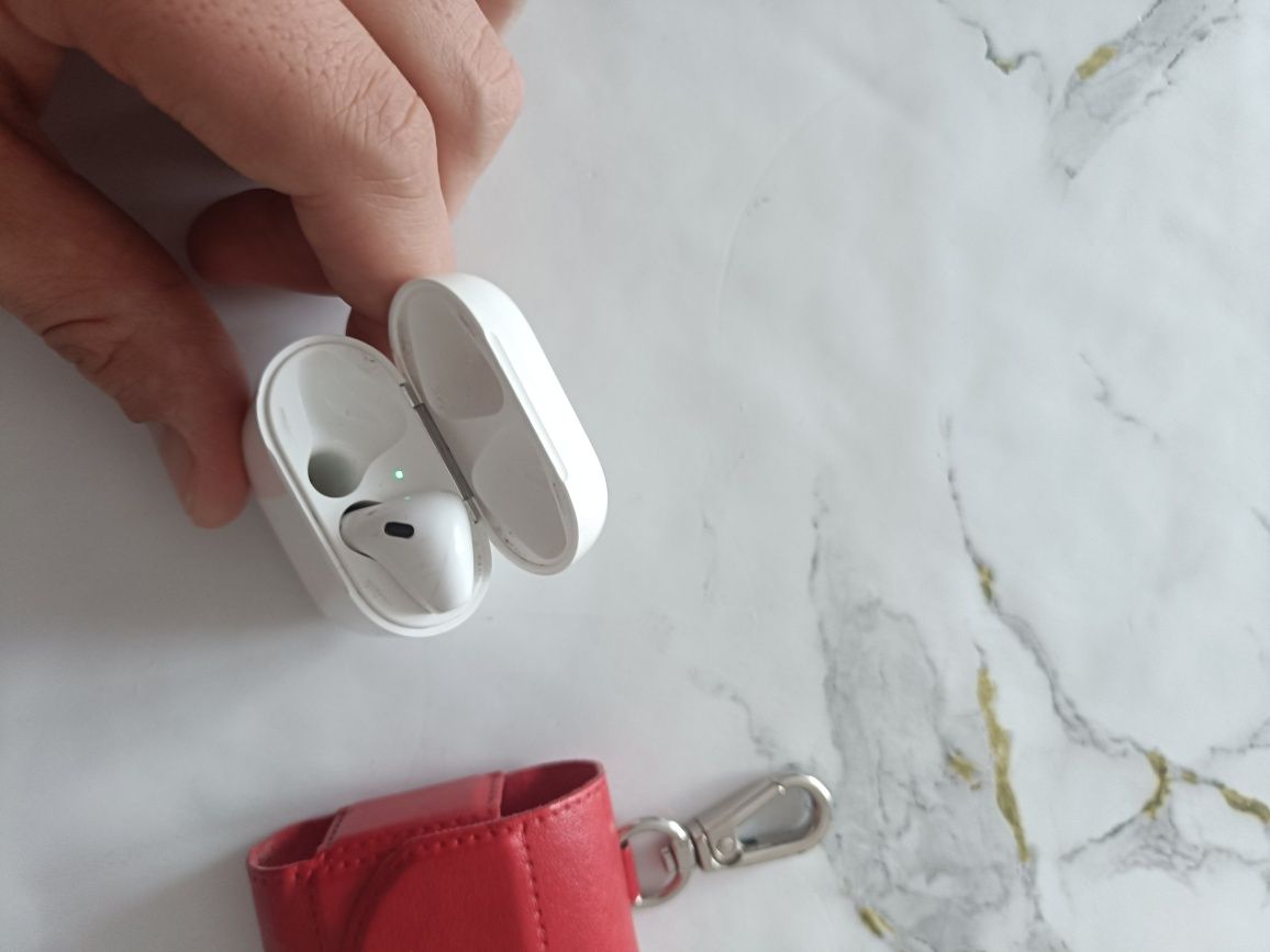 Продам Air pods 2 оригинал , 1 штук наушник