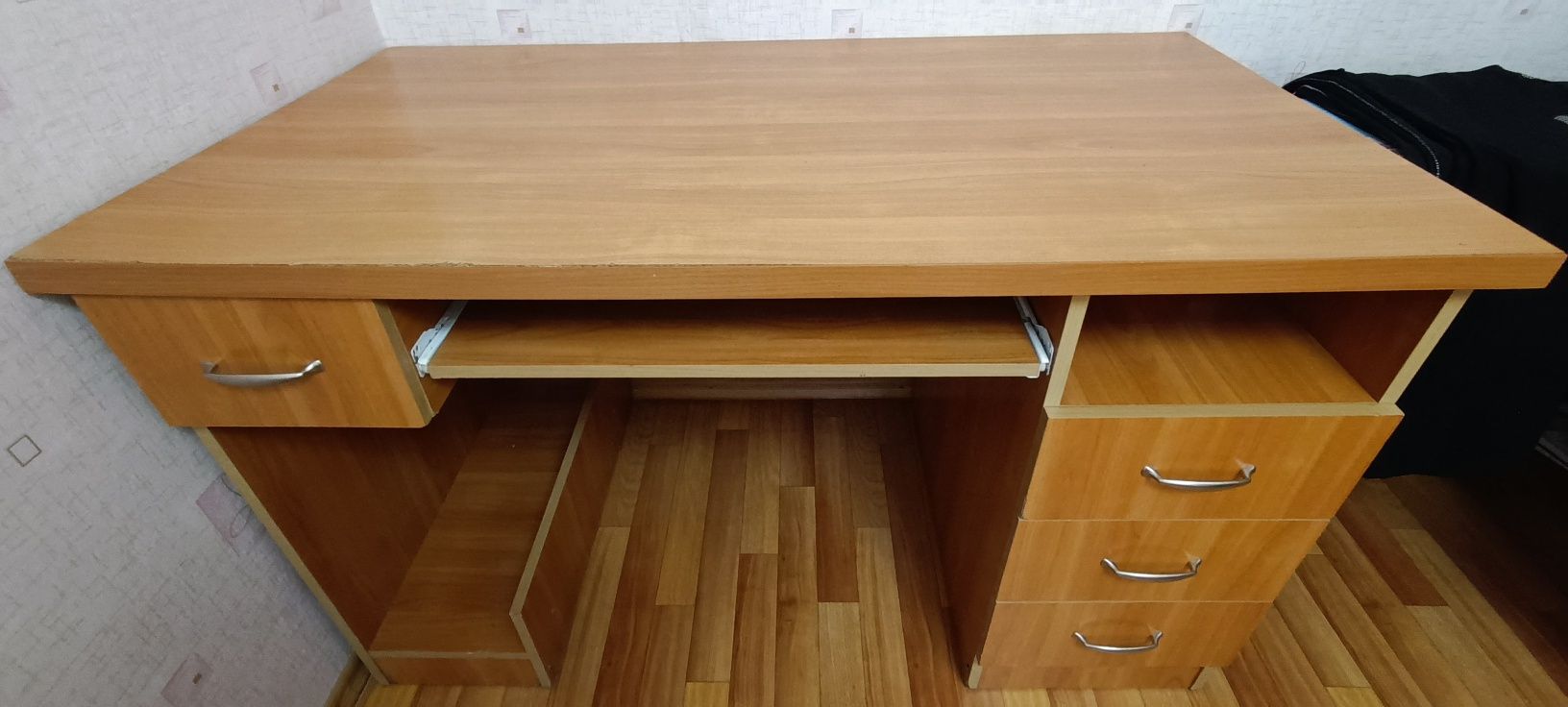 Продам стол компьютерный
