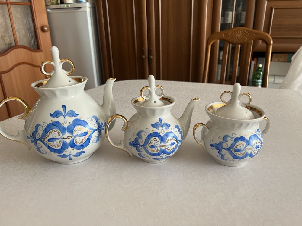 Заварные чайники и сахарница