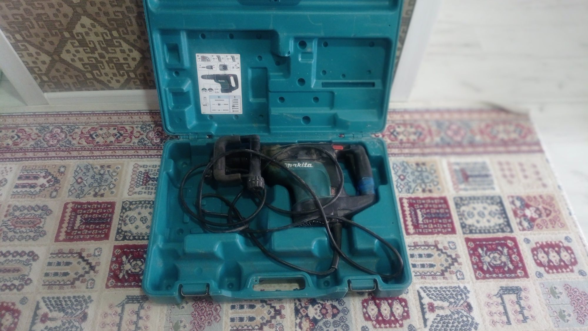 Продам перфоратор Makita 4