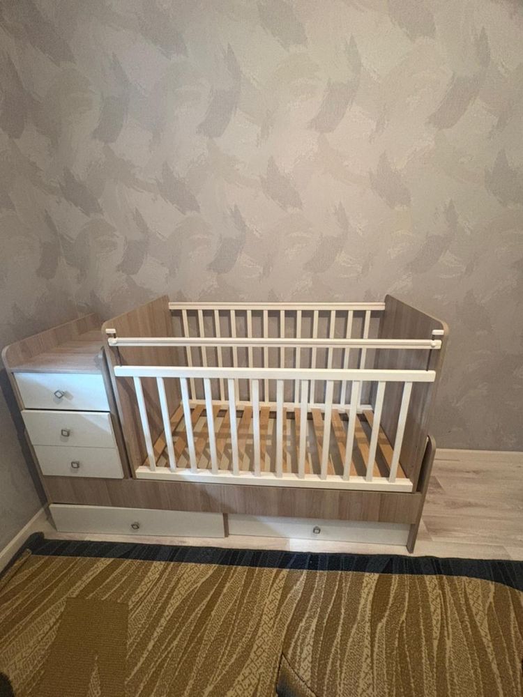 Стол и детский кровать