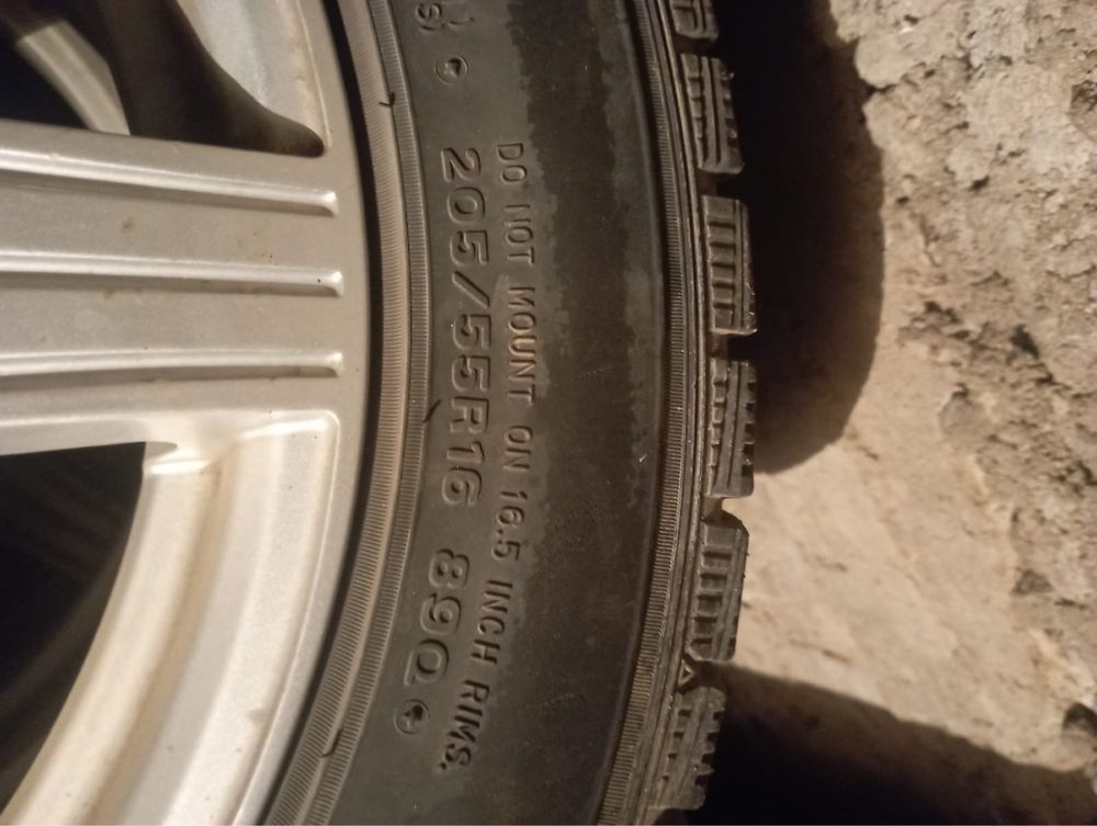 Продам зимний комплект шин с дисками DUNLOP 205/55R16