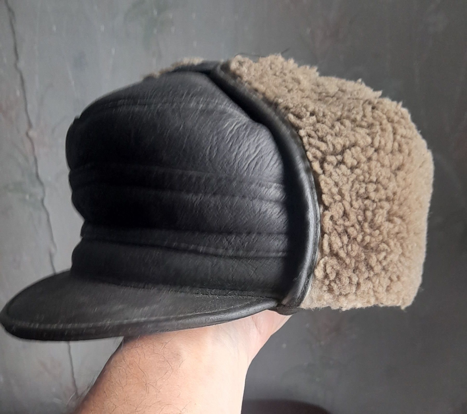 Продам шапку кожаную с натуральным мехом