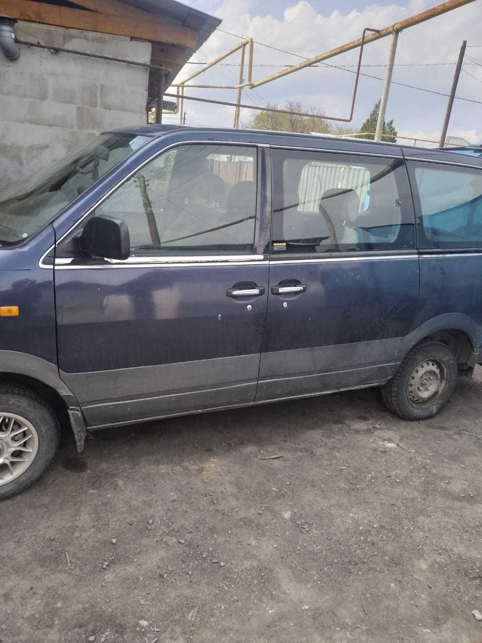 Продаю машину Nissan largo