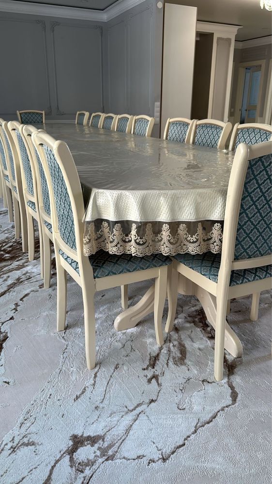 Продам огромный стол со стульями