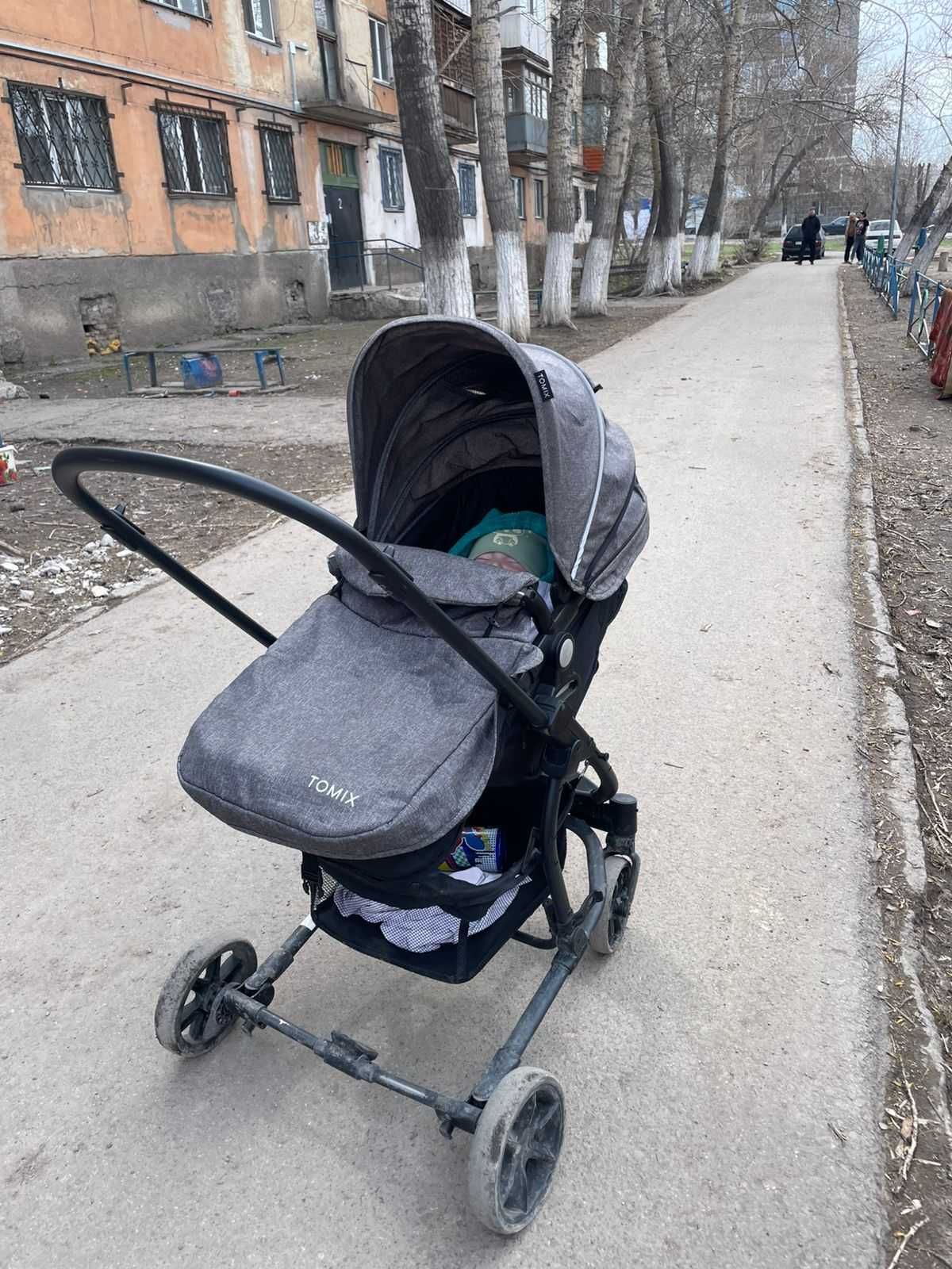 Продаю коляску есть 3 положения сидя полу лежа и лежа