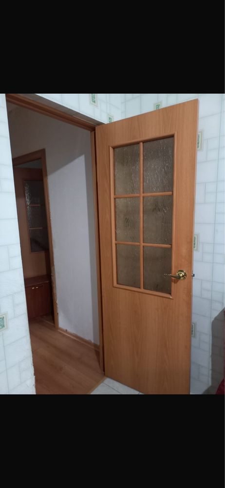 Продаю двери, 1 глухая без окон, 2 межкомнатные с окнами. Срочно!