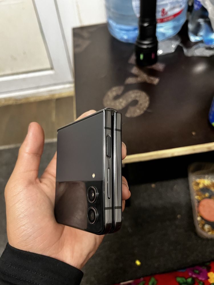 Прадаеться телефон Z flip 4