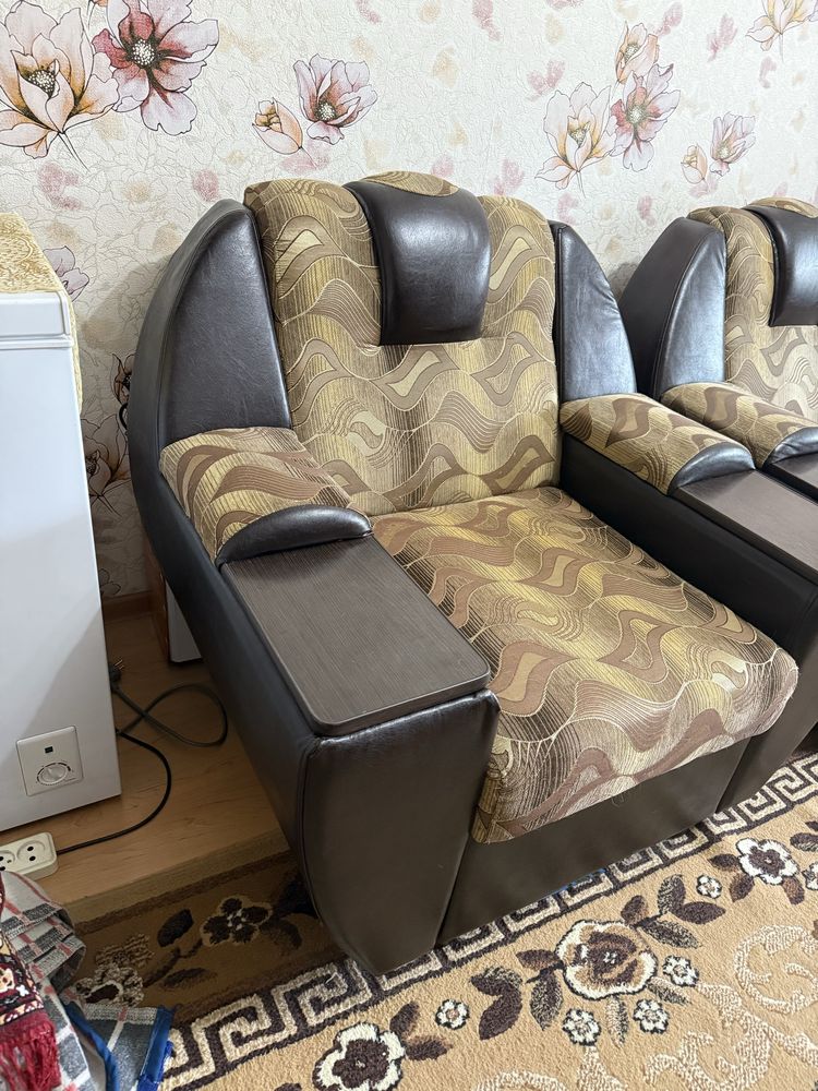 Угловой диван с местами для хранения