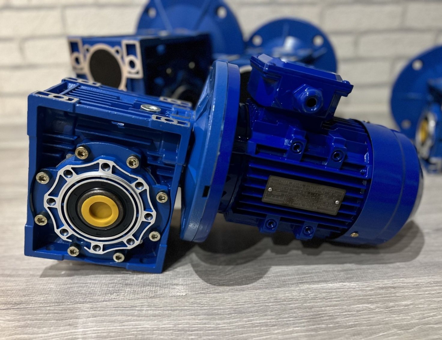 Редуктор червячный +моторы от NMRV 30 до RV 130 и планетарный редуктор