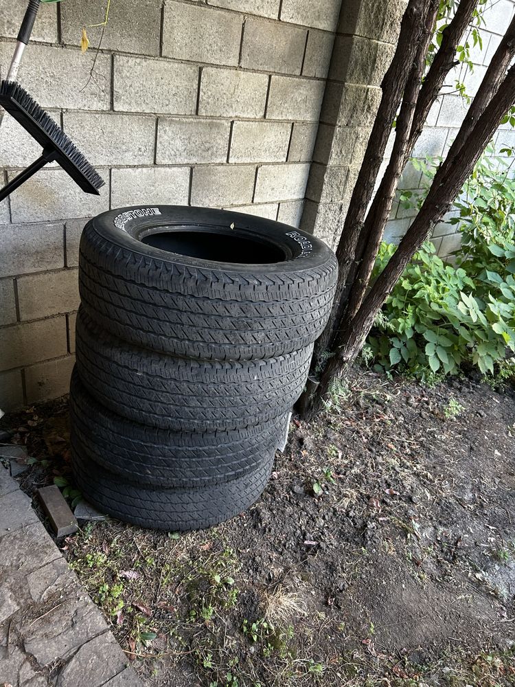 Продаю резину Roadstone 265/55/17 3 целых 1 с заплаткой