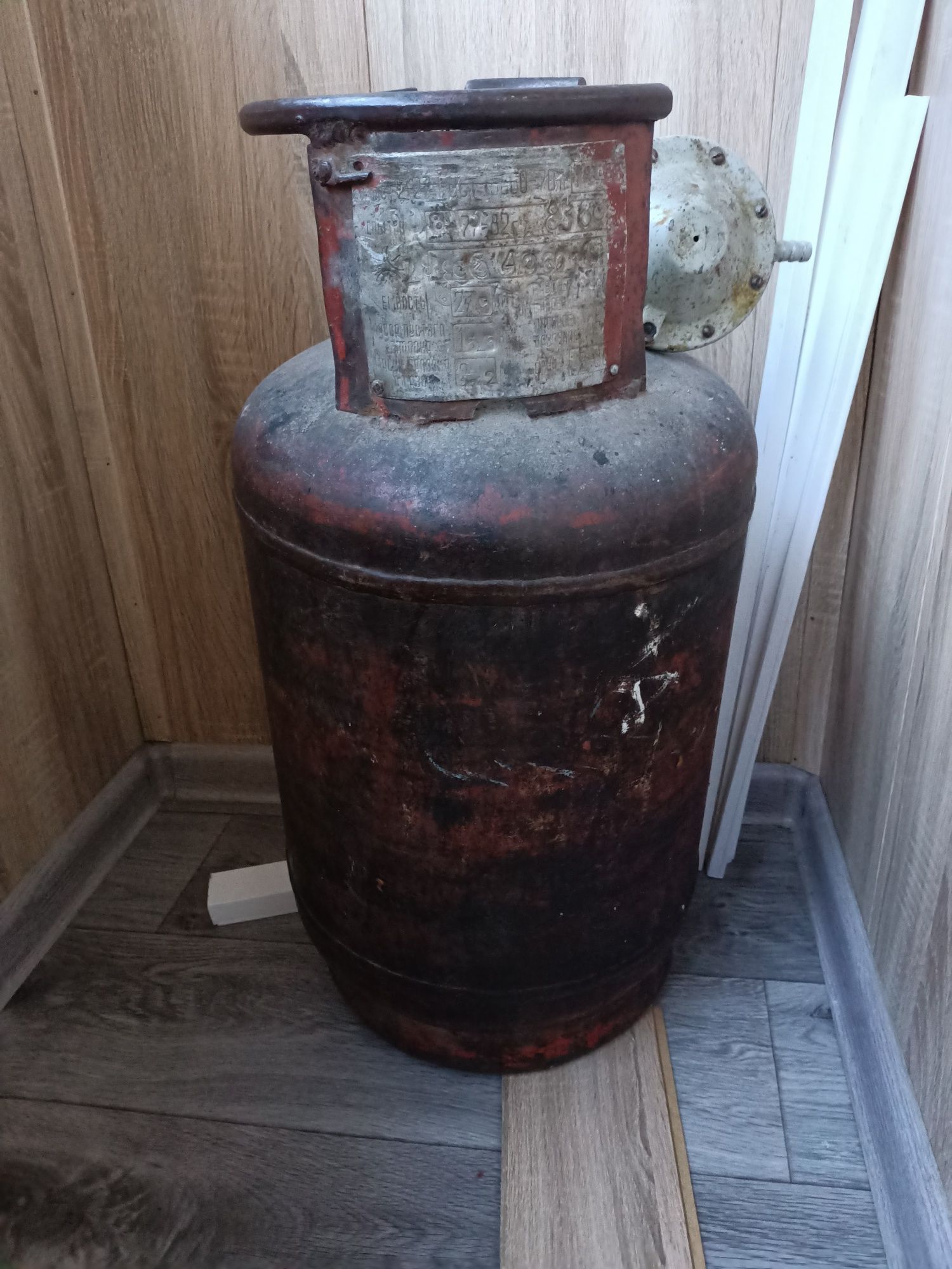 Продам Газовый балон с винтелем , советский