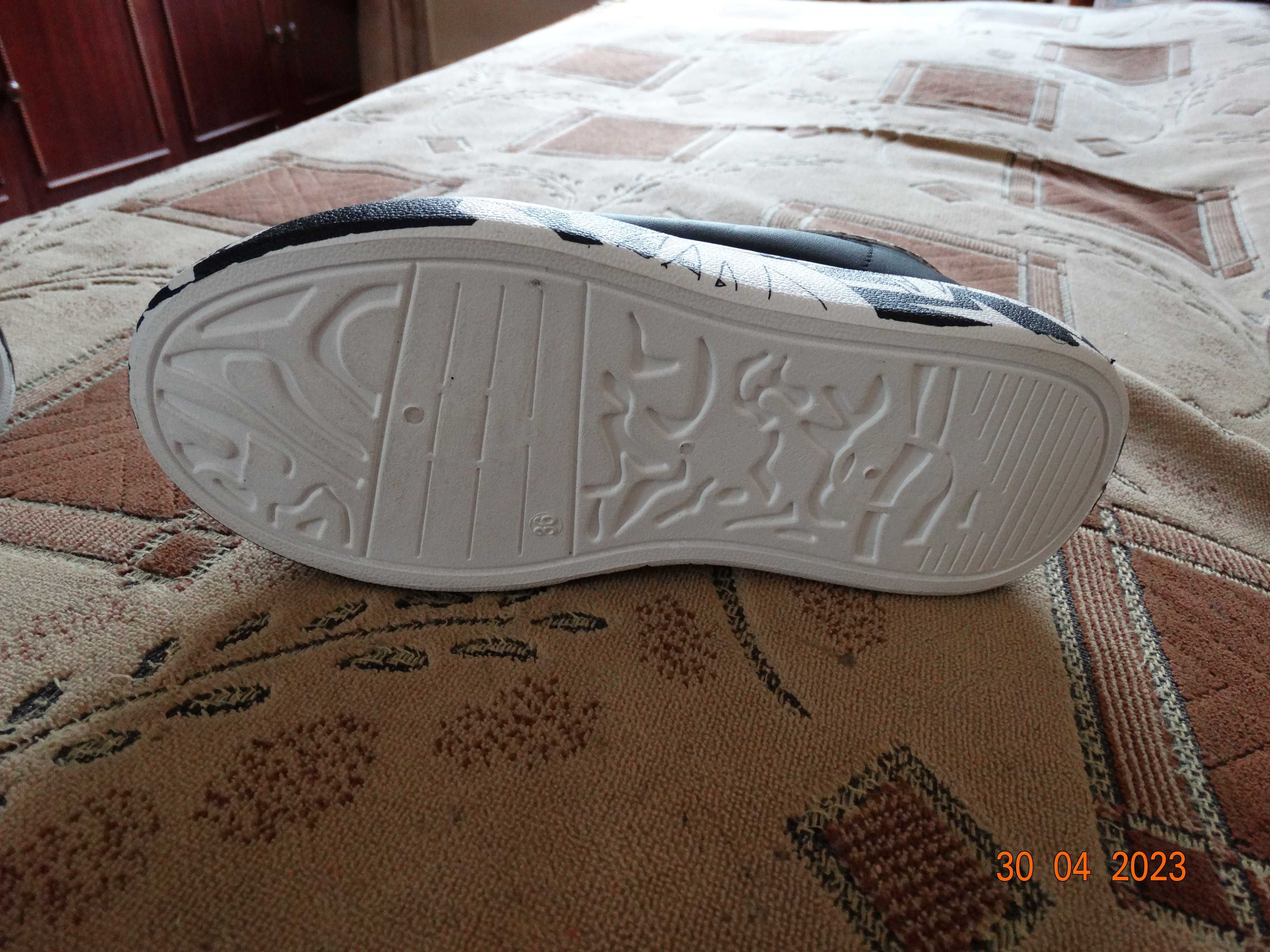 Продаются женские кроссовки 36 размера . Новые !
