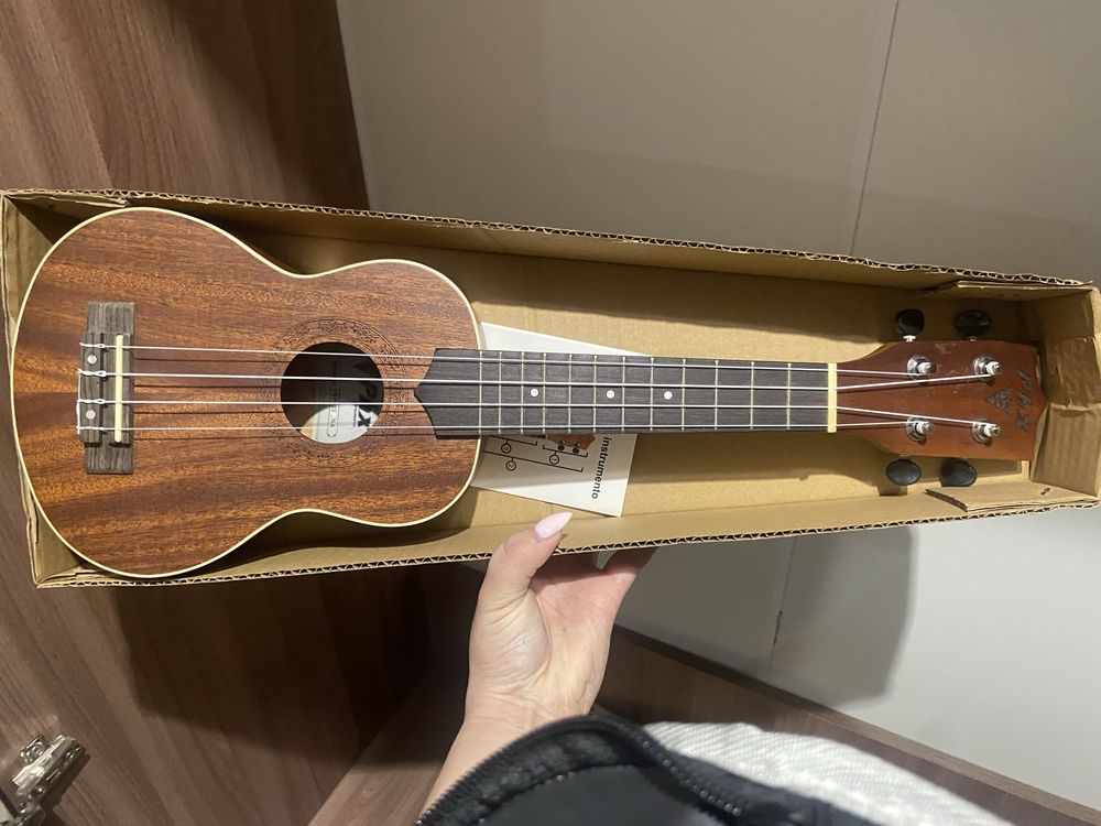 Продаю укулеле с чехлом — абсолютно новое!