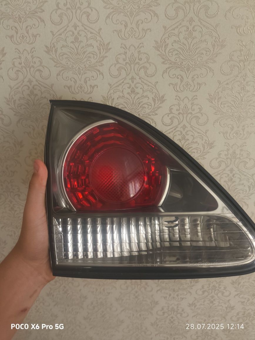 Продаю заданию фары на Lexus rx 300 чуть повреждённая
