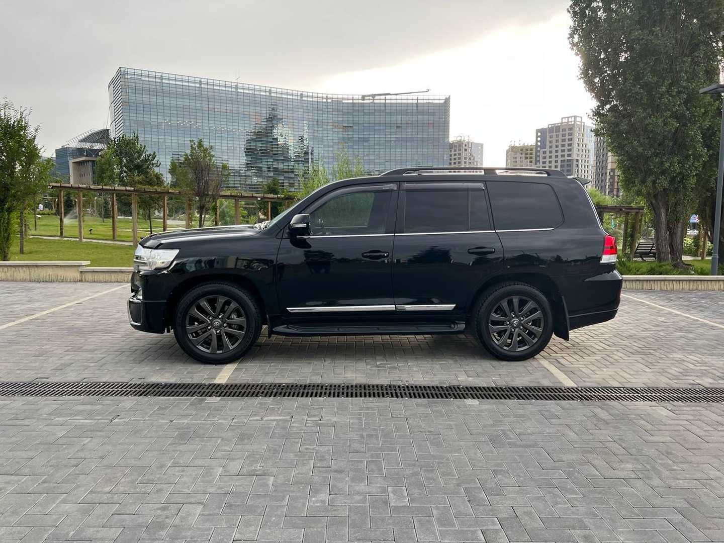 Посуточная аренда автомобиля Toyota Land Cruiser 200 БЕЗ ВОДИТЕЛЯ