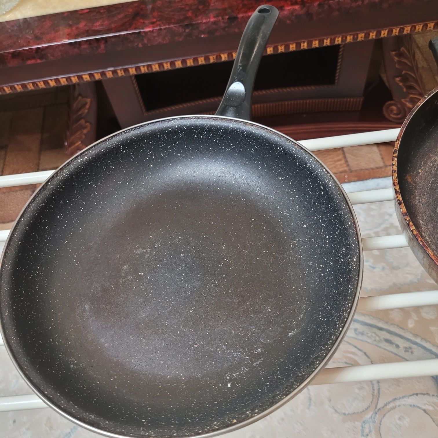 Кастрюли сковородки чайники