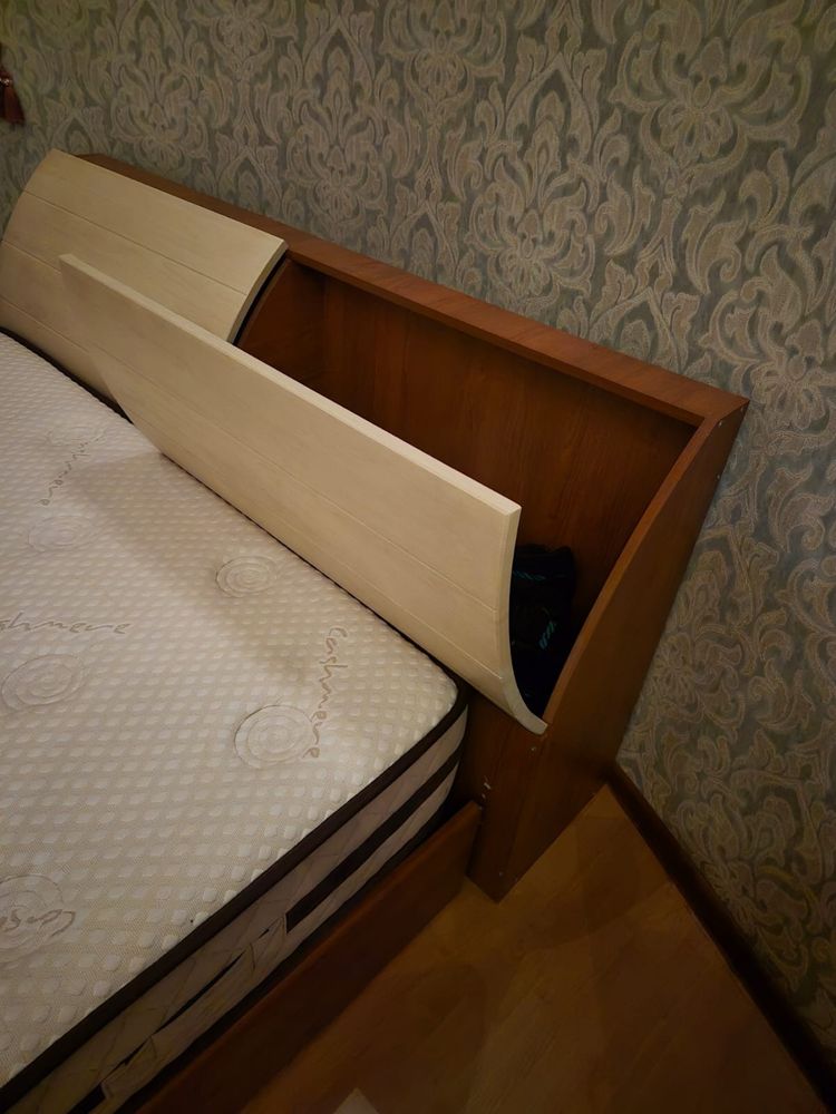 Двуспальная кровать. Требует небольшего ремонта