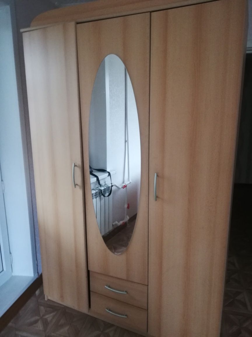 Продам шкаф просторный