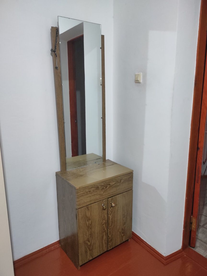 Продаётся зеркало с тумбочкой