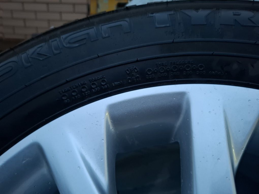 Продаю срочно резину с дисками! Ikon Tyres (Nokian) Nordman 8 SUV 215/