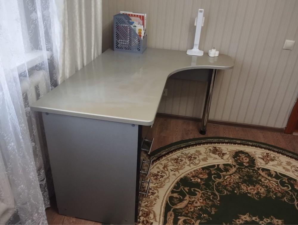 Продам компьютерный стол