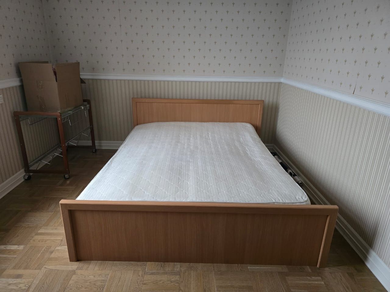 Продам угловой шифоньер и 2-х стальную кровать, б/у в  хорошем состоян
