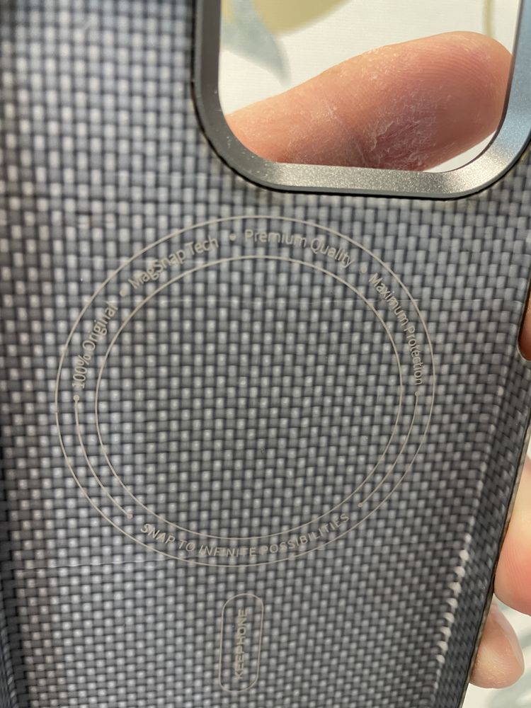 Продам чехол Benks для iphone 15 pro карбон keephone  100%