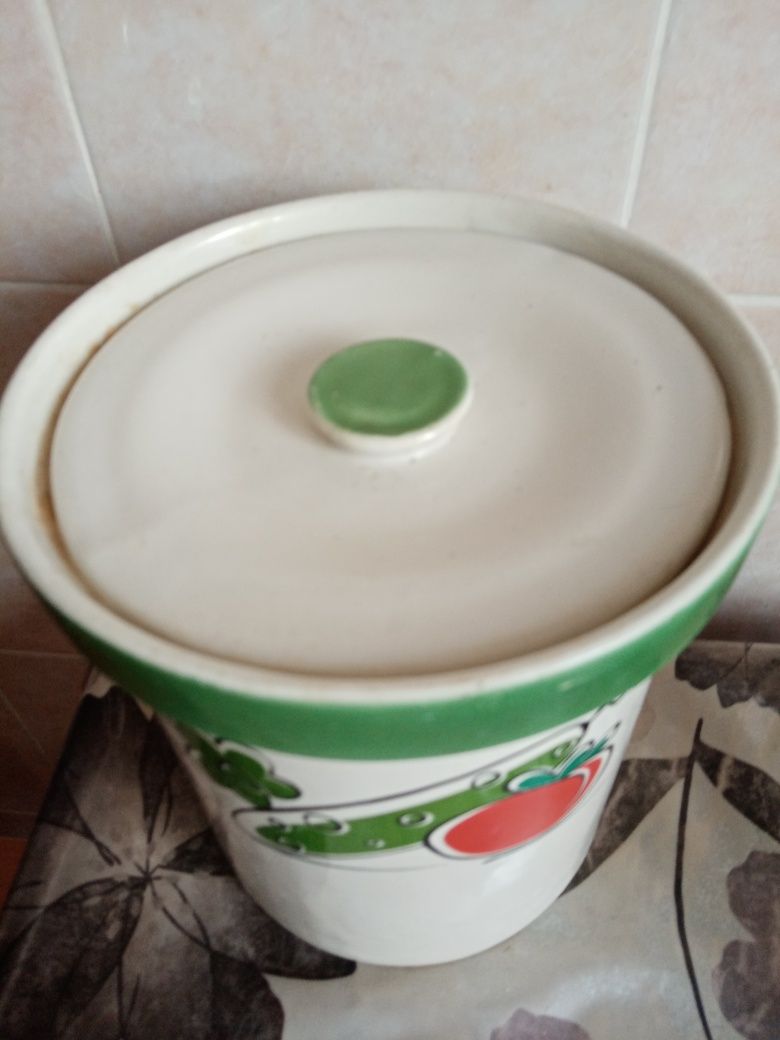 Продам ёмкость керамическую . Удобна для хранения сыпучих продуктов