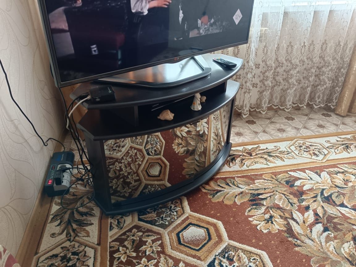 Зеркальная и стекляная  тумбы под тв