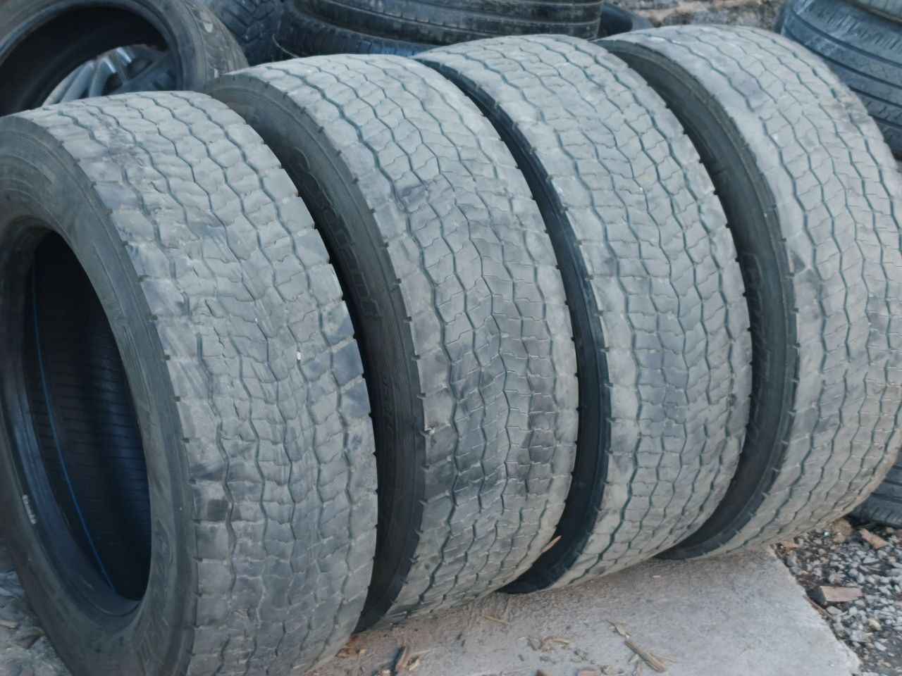 Шины безкамерки комплект 4 шт размер 295/60 R22.5