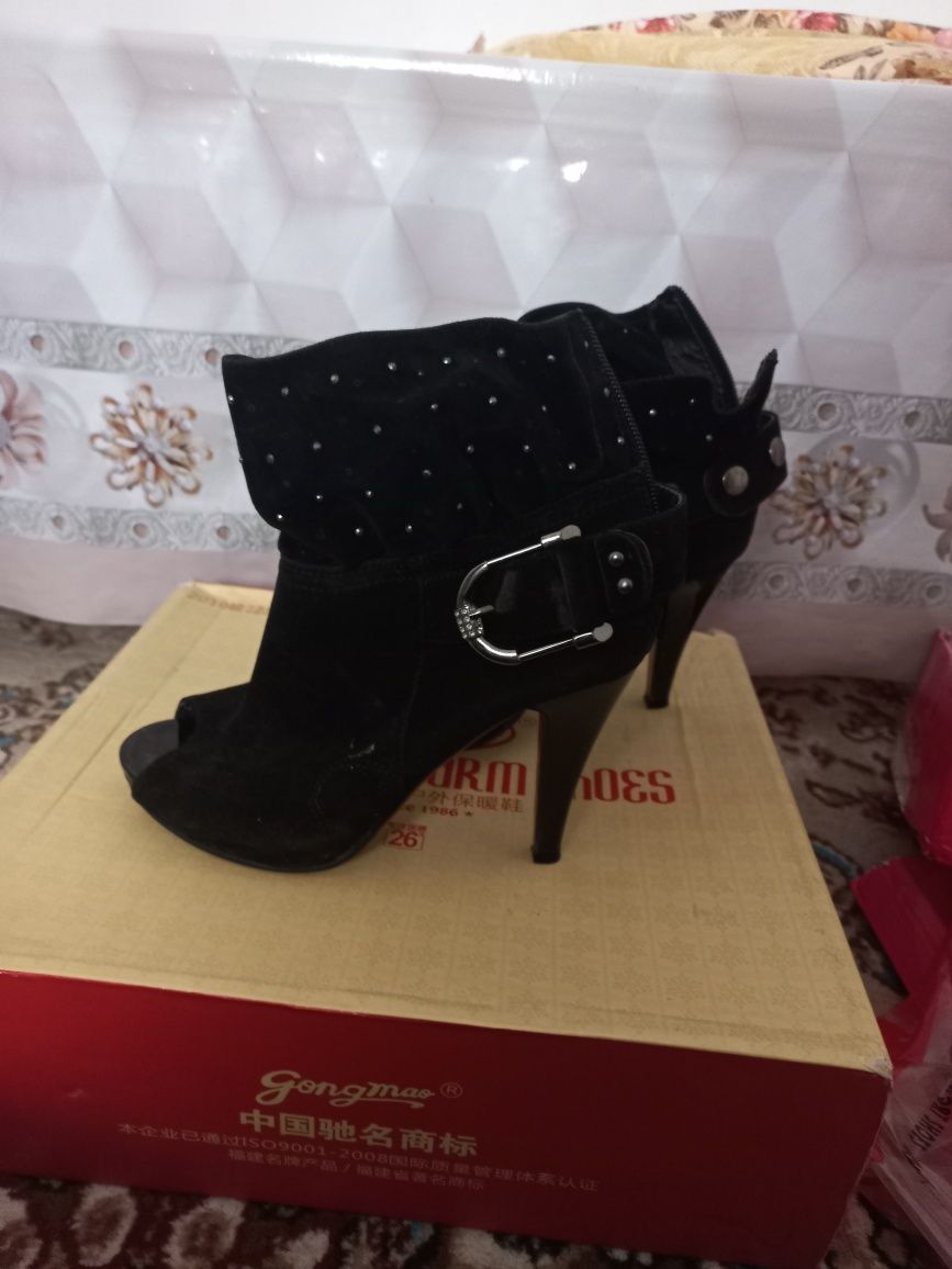 Обувь женсксая. Цена, каждая 2500